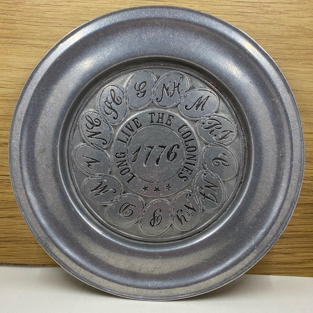 CARSON PEWTER~FREEPORT PA~LONG LIVE THE COLONIES~1776 PLATE~10 1/2” x 3/4” T~G2C